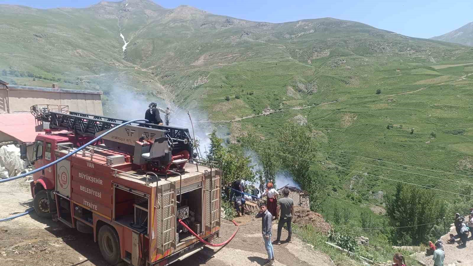 Bahçesaray’da ev yangını: Dumandan zehirlenen 14 yaşındaki çocuk öldü