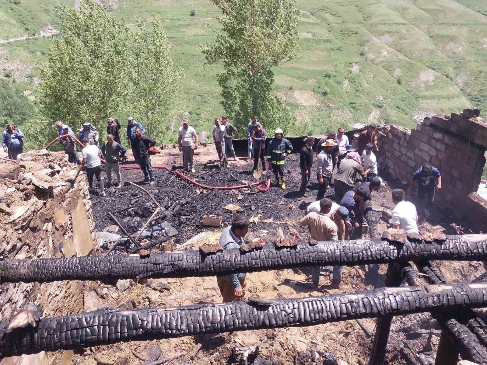 Bahçesaray’da ev yangını: Dumandan zehirlenen 14 yaşındaki çocuk öldü