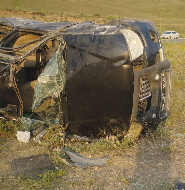 Başkale’de kamyonet takla attı: 4 yaralı