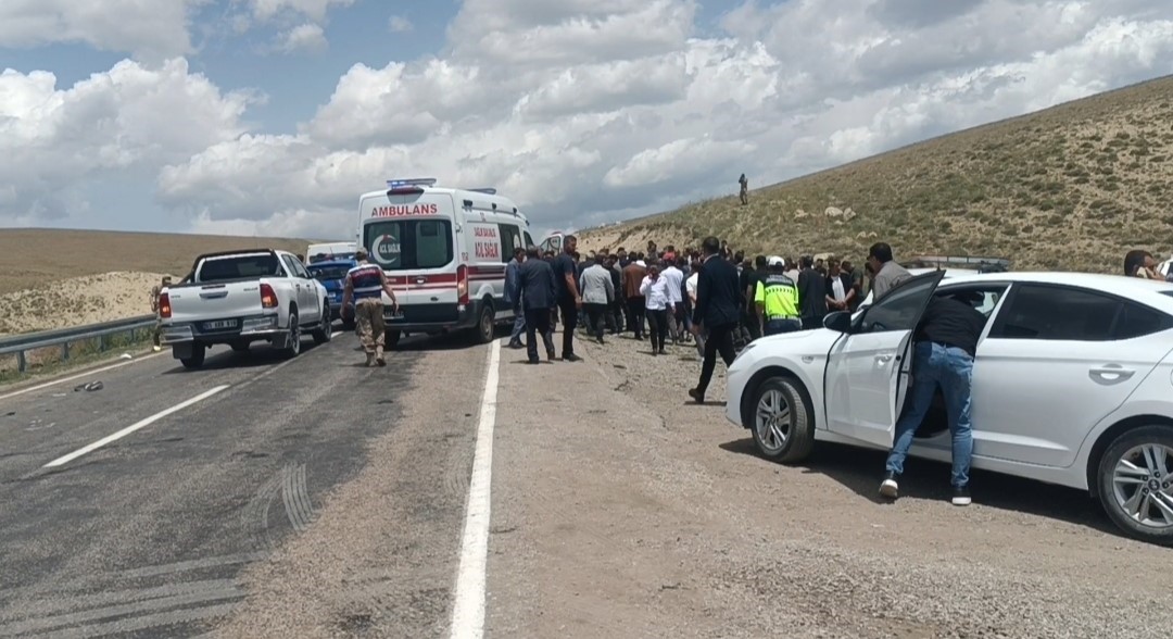 Van’da motosiklet ile minibüs çarpıştı: 2 ölü