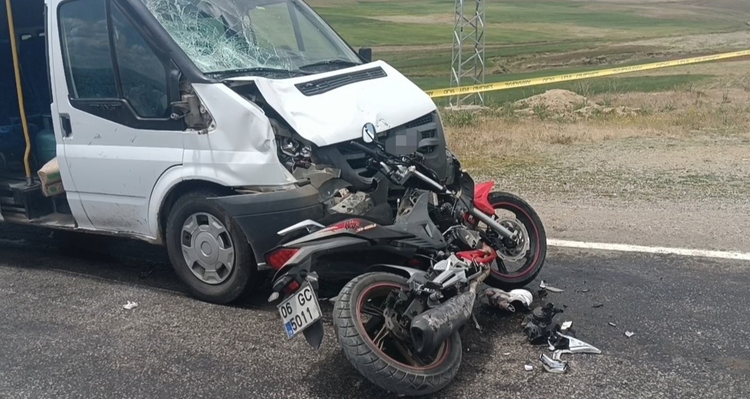 Van’da motosiklet ile minibüs çarpıştı: 2 ölü
