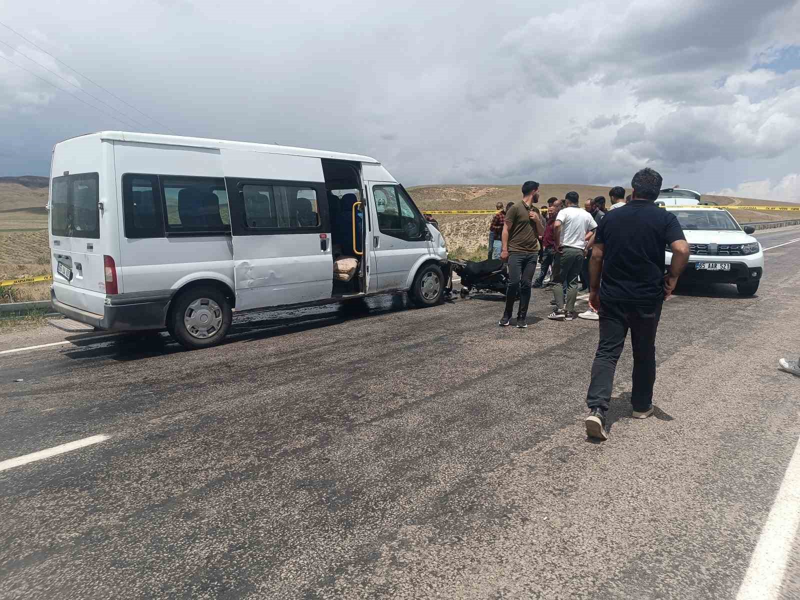 Van’da motosiklet ile minibüs çarpıştı: 2 ölü