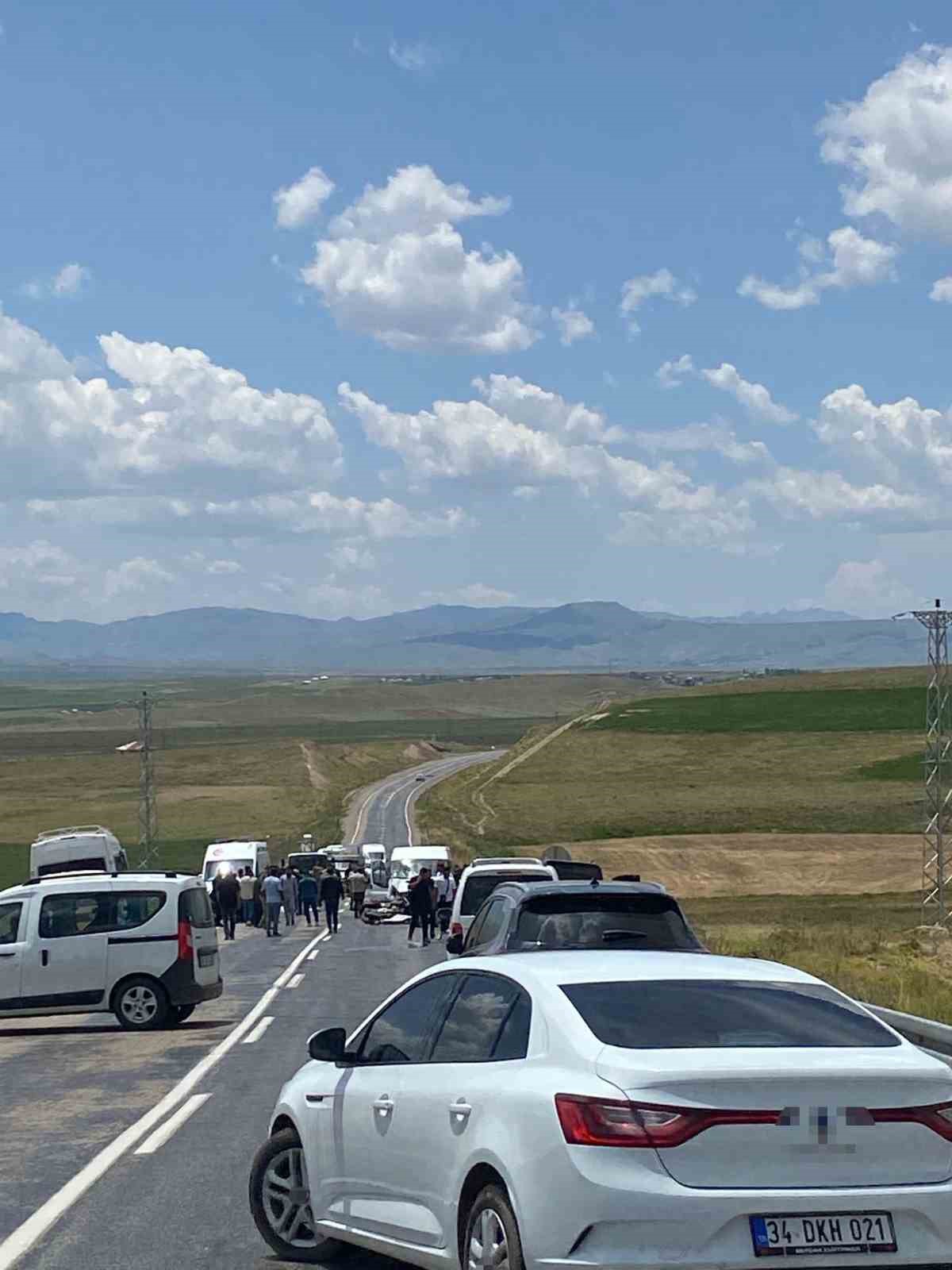 Van’da motosiklet ile minibüs çarpıştı: 2 ölü