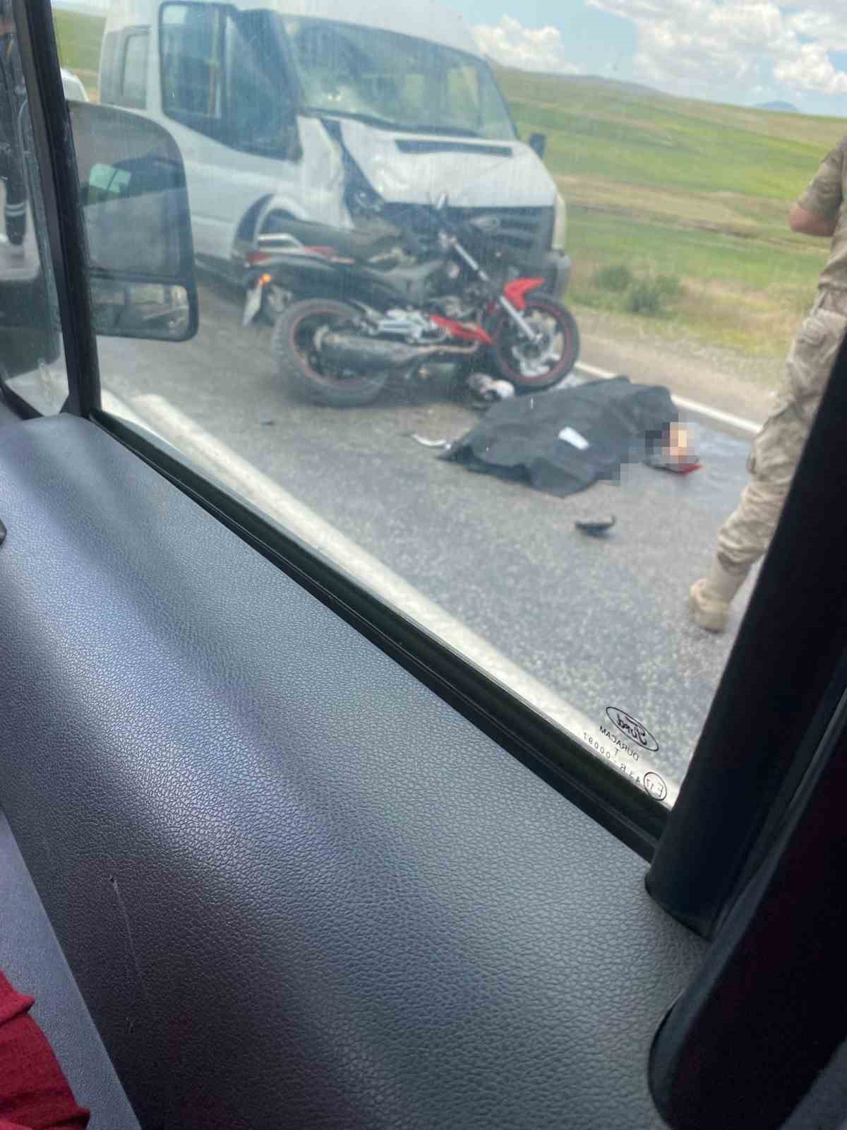 Van’da motosiklet ile minibüs çarpıştı: 2 ölü