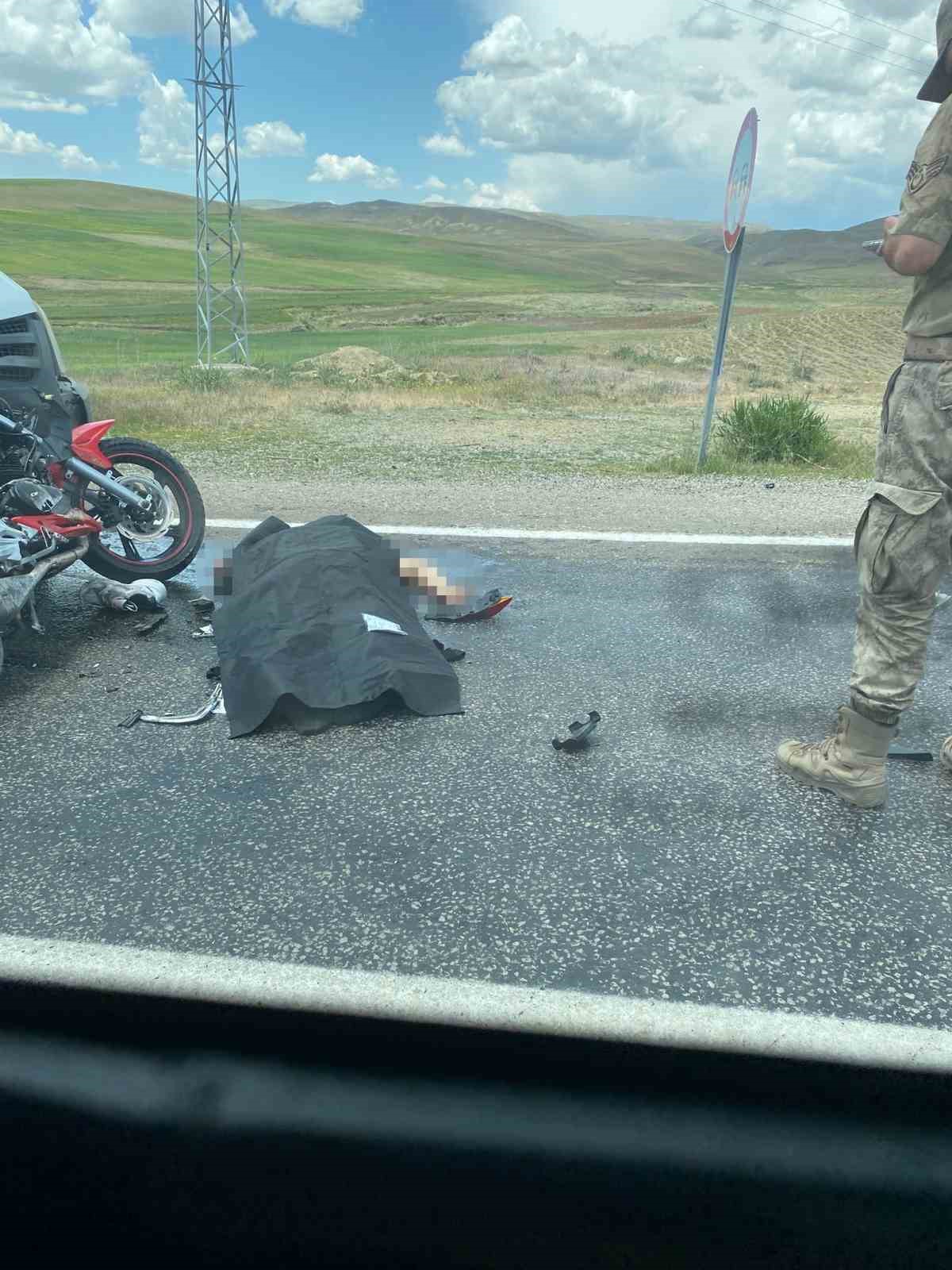 Van’da motosiklet ile minibüs çarpıştı: 2 ölü
