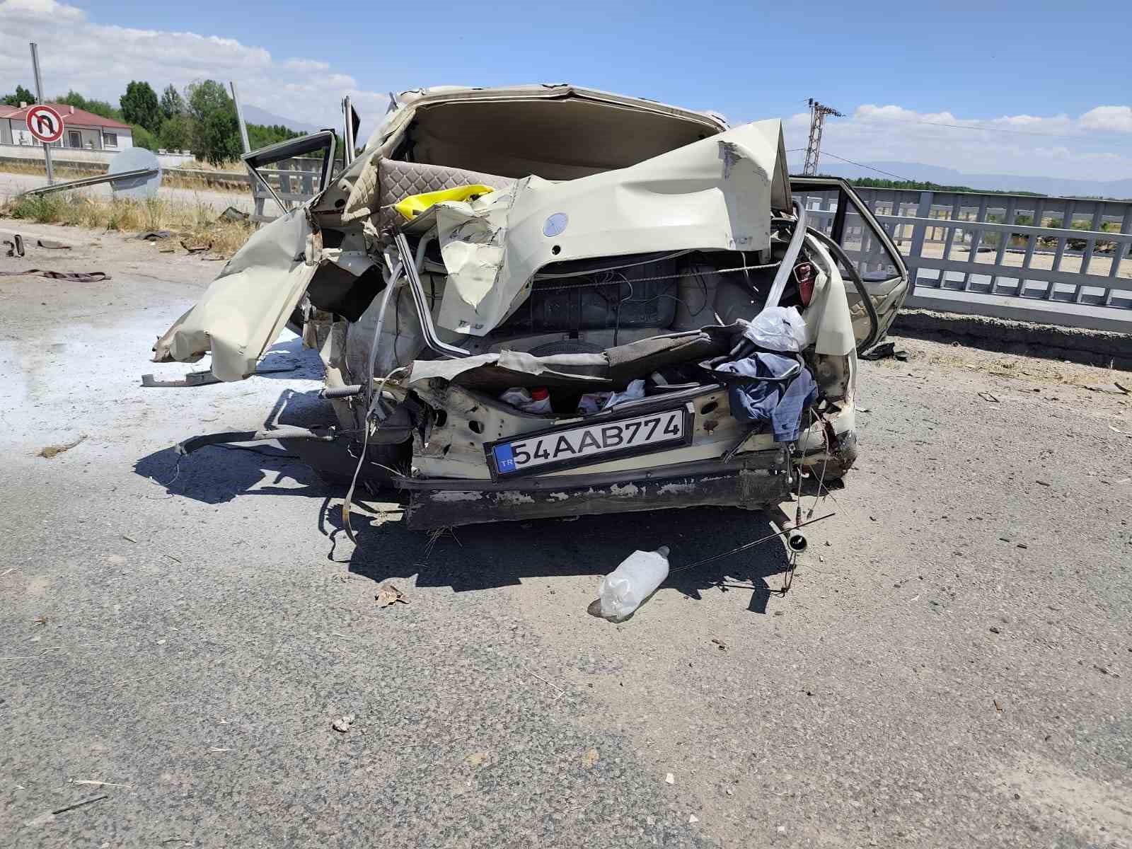 Van’da tır otomobile çarptı; 4 yaralı