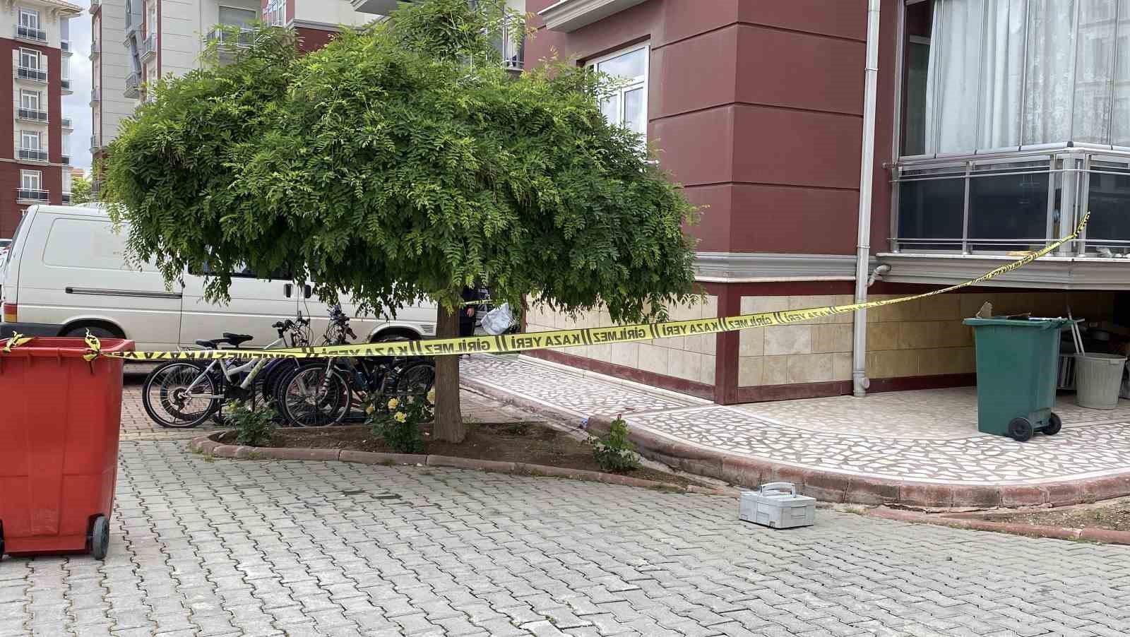 Apartmanın 5’inci katından düşen 2 yaşındaki çocuk hayatını kaybetti