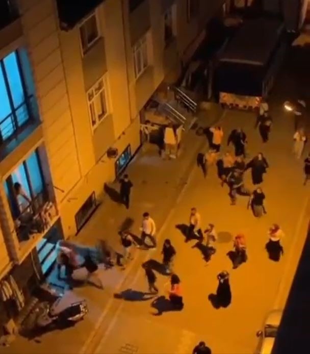 Esenyurt’ta iki aile arasında laf atma tartışması kavgaya dönüştü: O anlar cep telefonu kamerasında