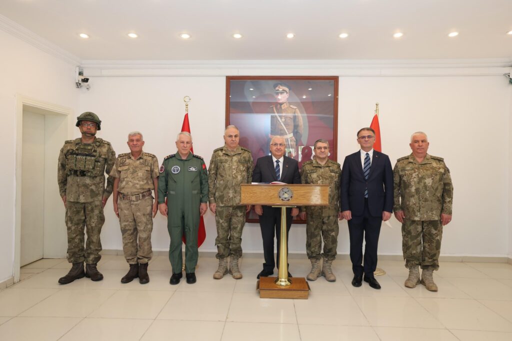 Savaşın Nabzı Van'da Atıyor! Bakan Güler'in Kritik Sınır Ziyareti!