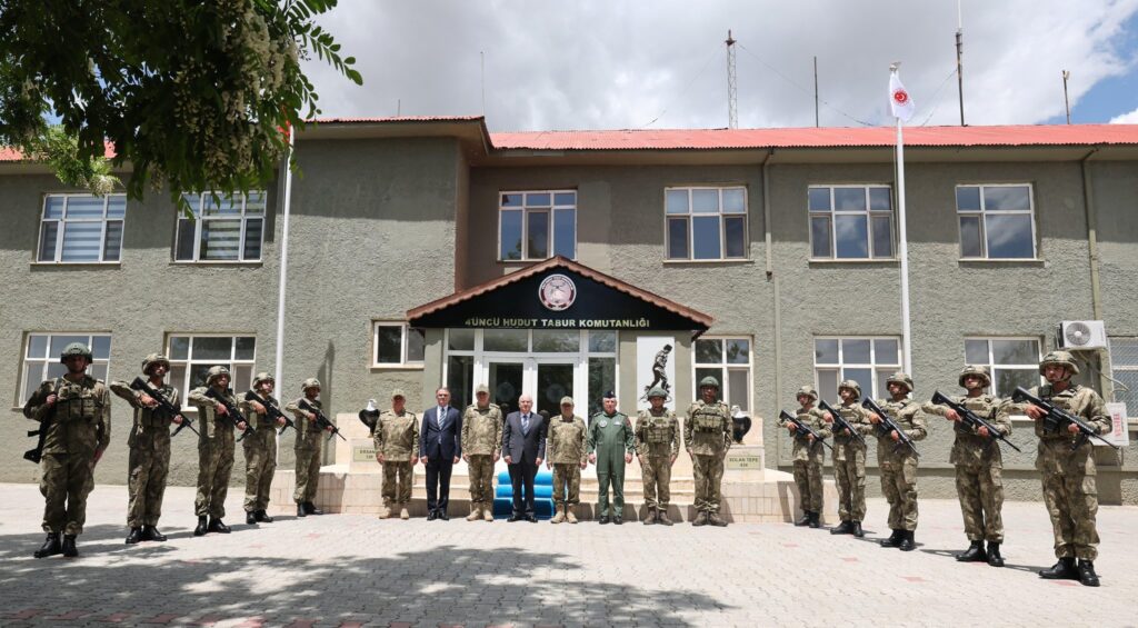 Savaşın Nabzı Van'da Atıyor! Bakan Güler'in Kritik Sınır Ziyareti!