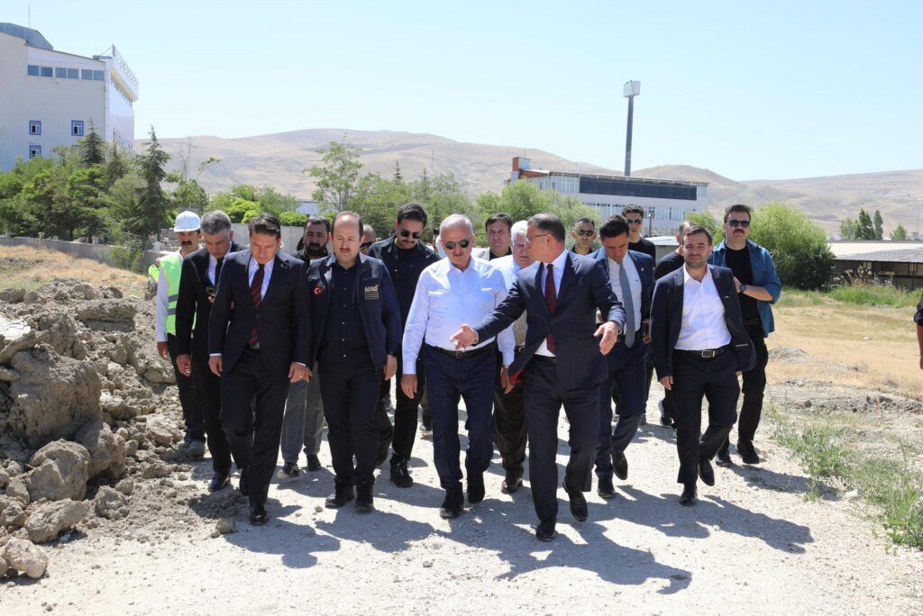 Münir Karaloğlu'da Van'da İncelemelerde Bulundu