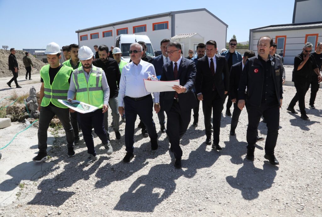 Münir Karaloğlu'da Van'da İncelemelerde Bulundu