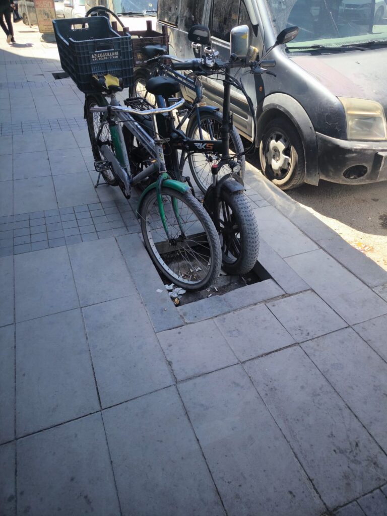 Van'da Tehlikeli Kaldırımlar Vatandaşı Mağdur Ediyor