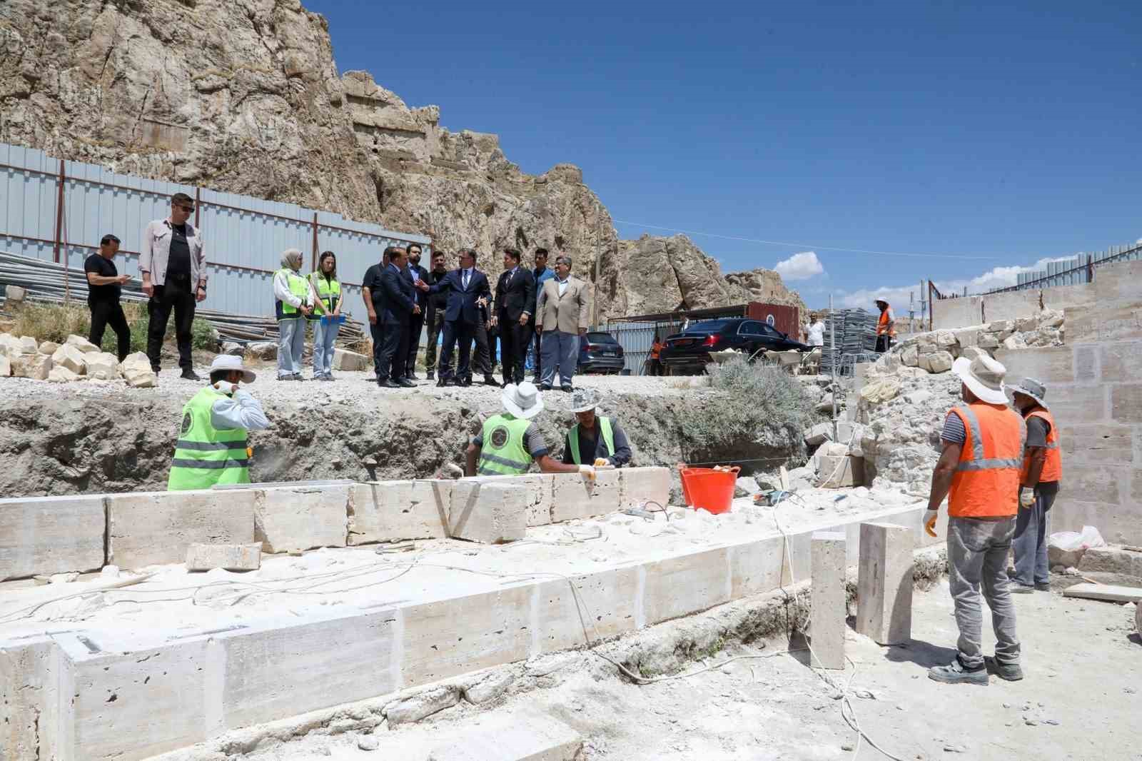 Van’da 750 yıllık cami ayağa kaldırılıyor