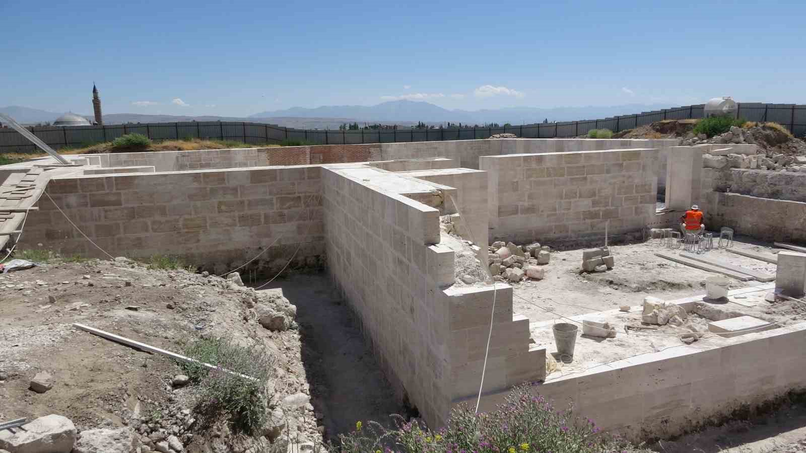 Van’da 750 yıllık cami ayağa kaldırılıyor