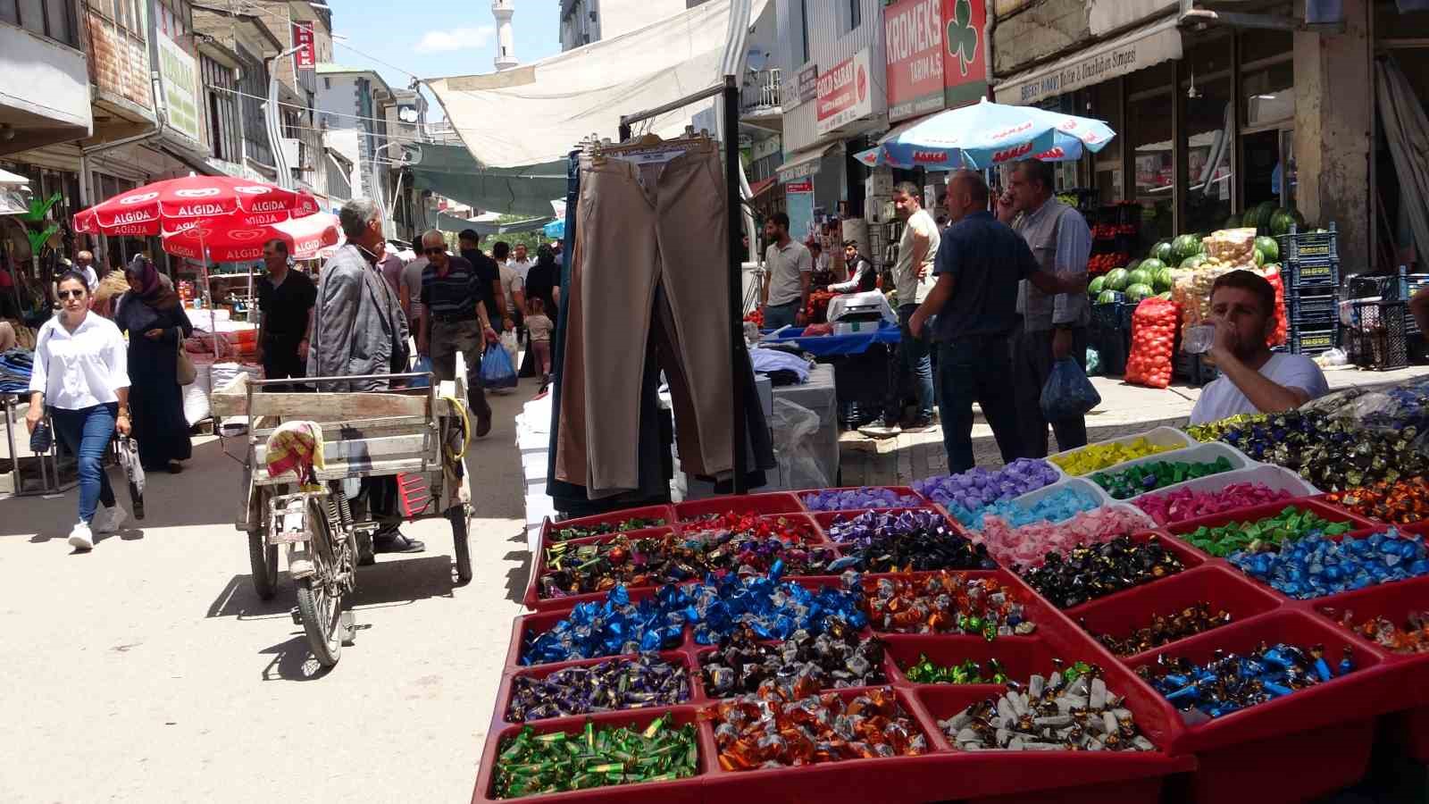 Van’da bayram telaşı başladı: Çarşı ve pazarda renkli görüntüler