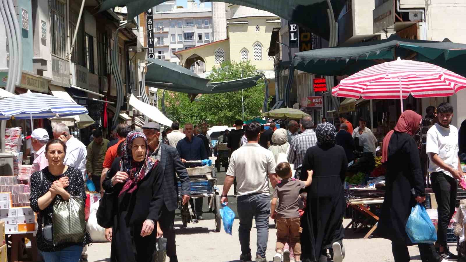 Van’da bayram telaşı başladı: Çarşı ve pazarda renkli görüntüler