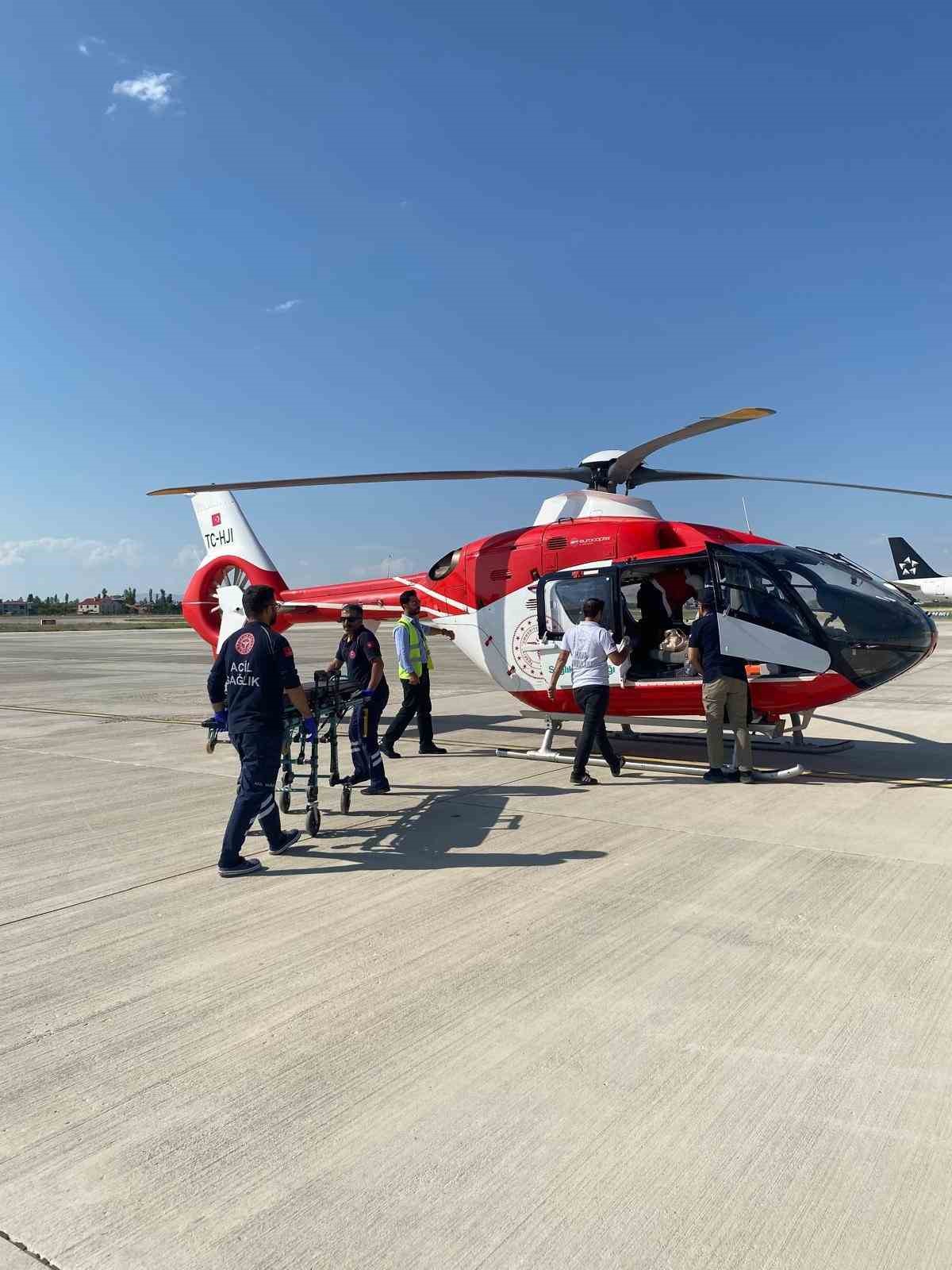 Bahçesaray’da 17 yaşındaki hasta ambulans helikopterle Van’a sevk edildi