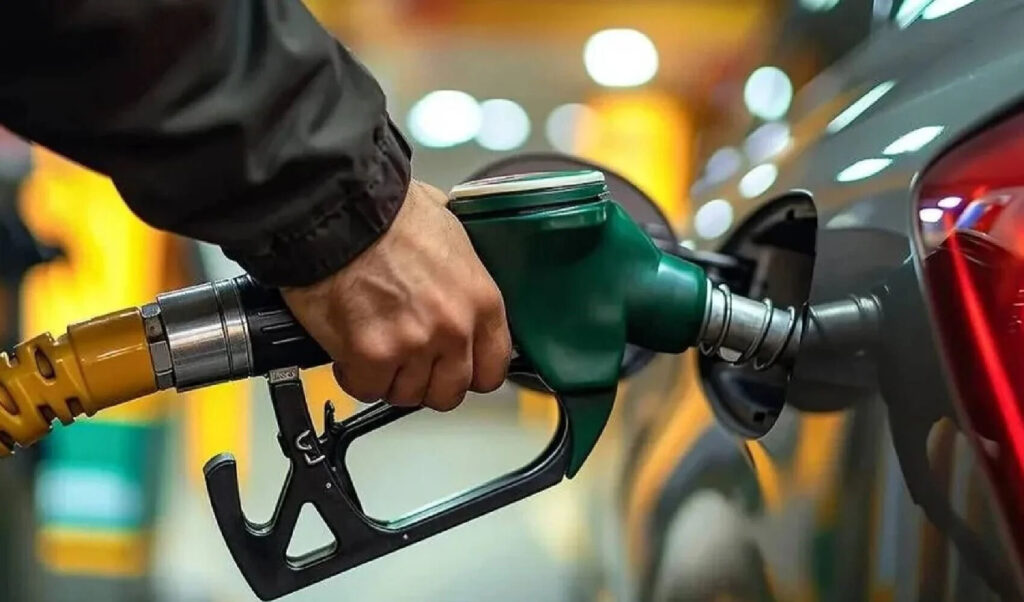 Araç sahiplerine çifte şok! Benzin ve motorine ikili zam