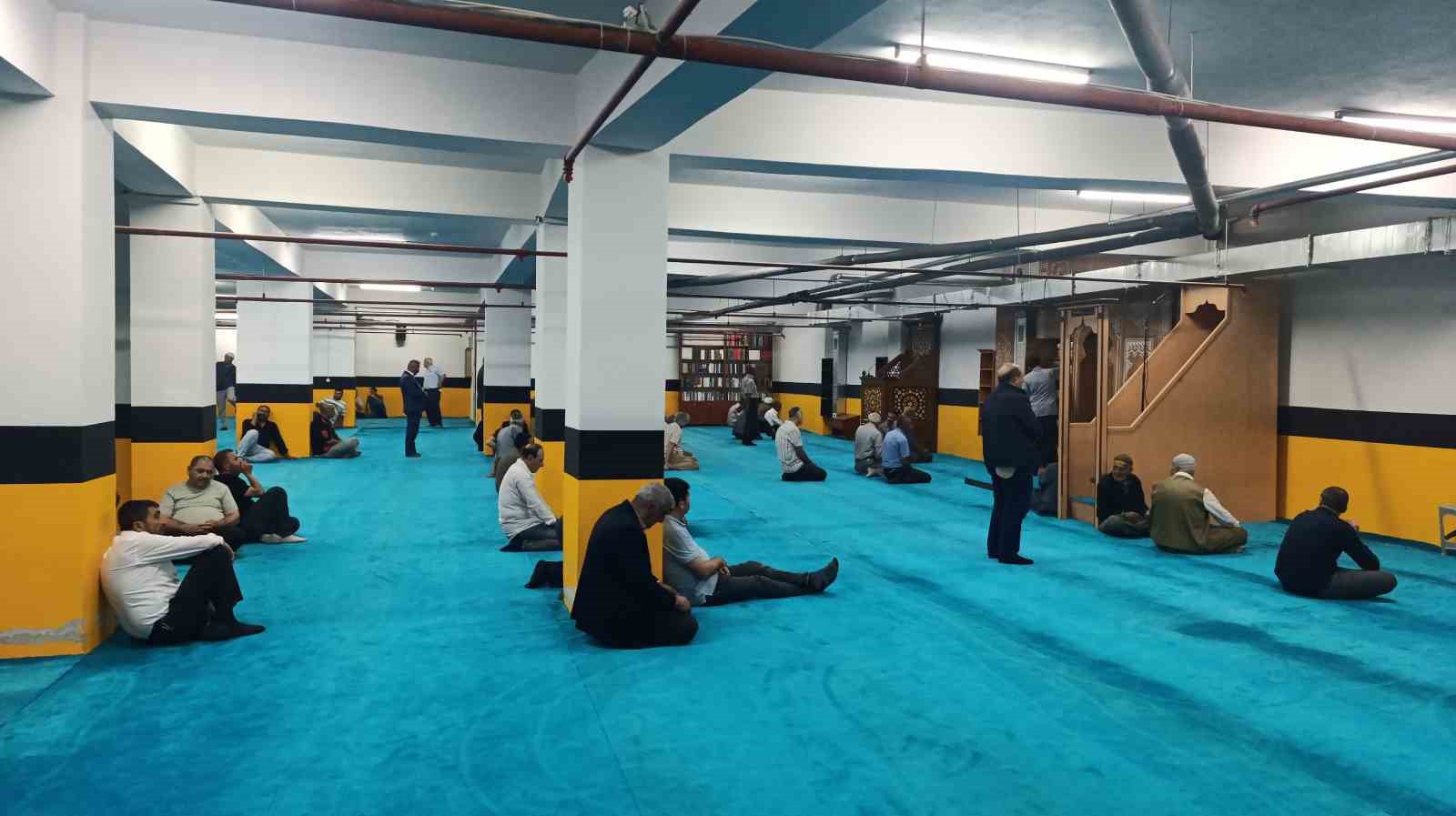 Van’da Hazreti Ömer Camii yeniden yapılıyor: Otopark alanı geçici mescit oldu
