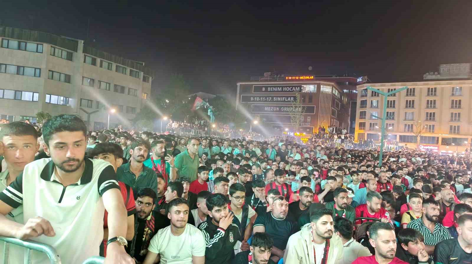 Vanspor FK taraftarları final coşkusunu dev ekranda yaşıyor