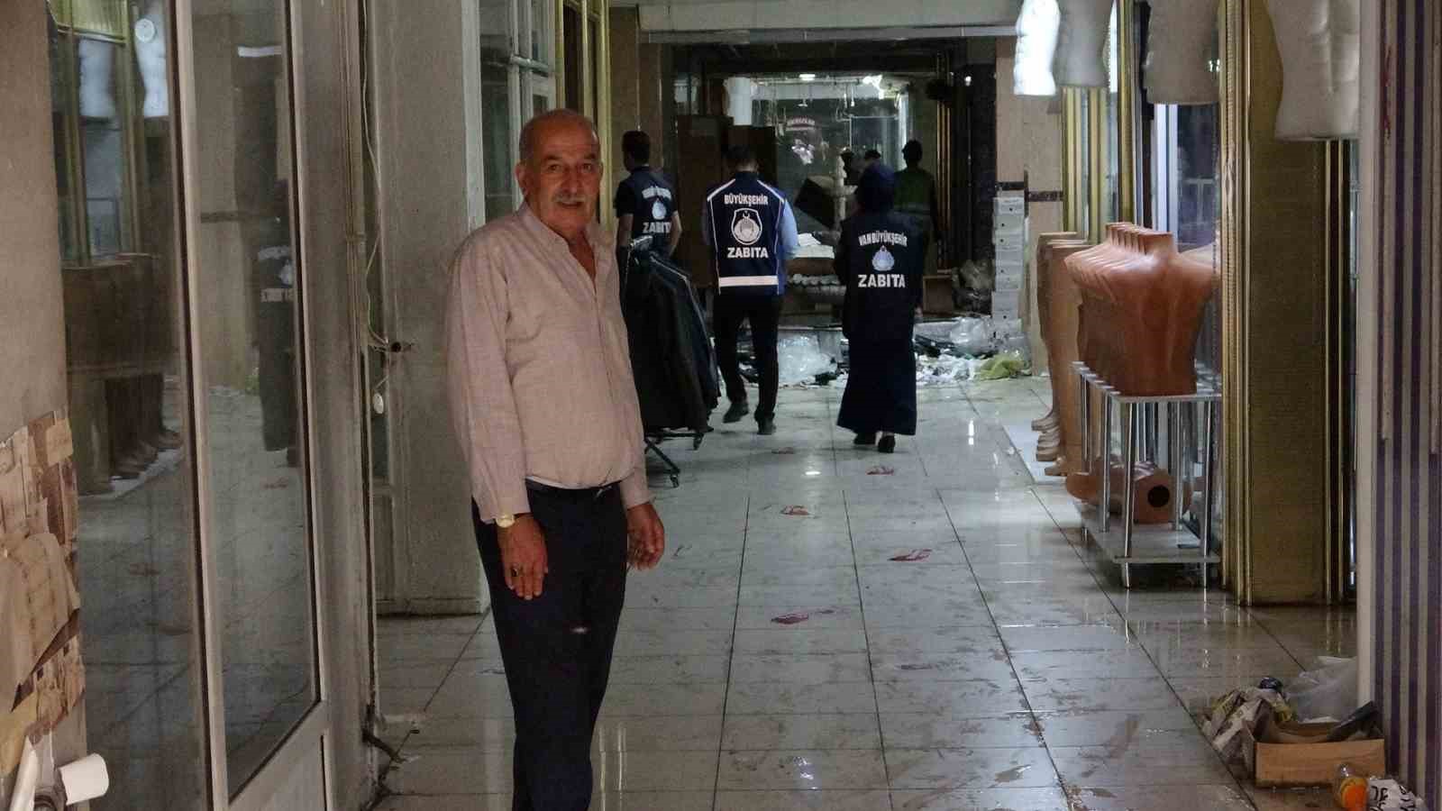 Hz. Ömer Cami esnafı dükkanları boşaltıyor