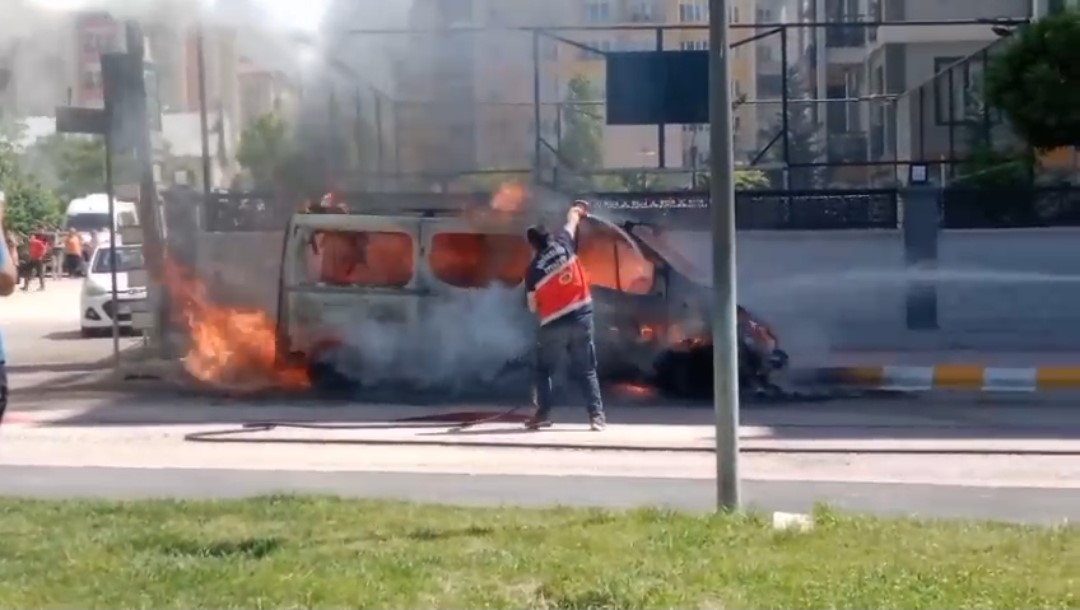 Van’da park halindeki minibüs alev alev yandı