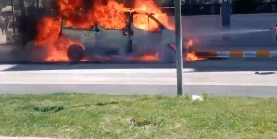 Van’da park halindeki minibüs alev alev yandı