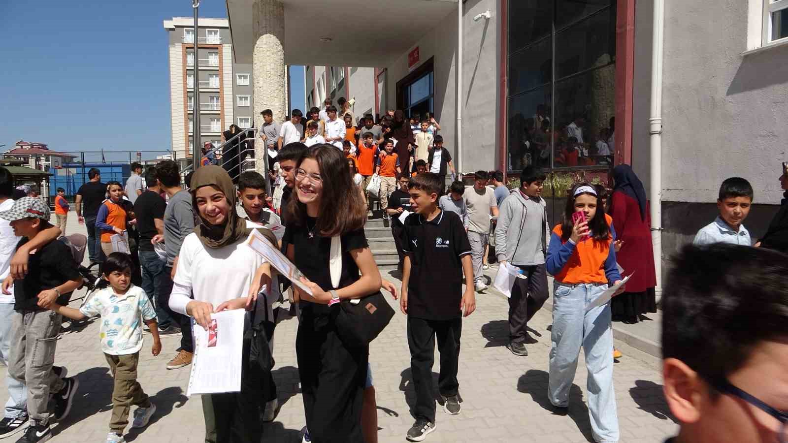 Van’da öğrencilerin karne heyecanı