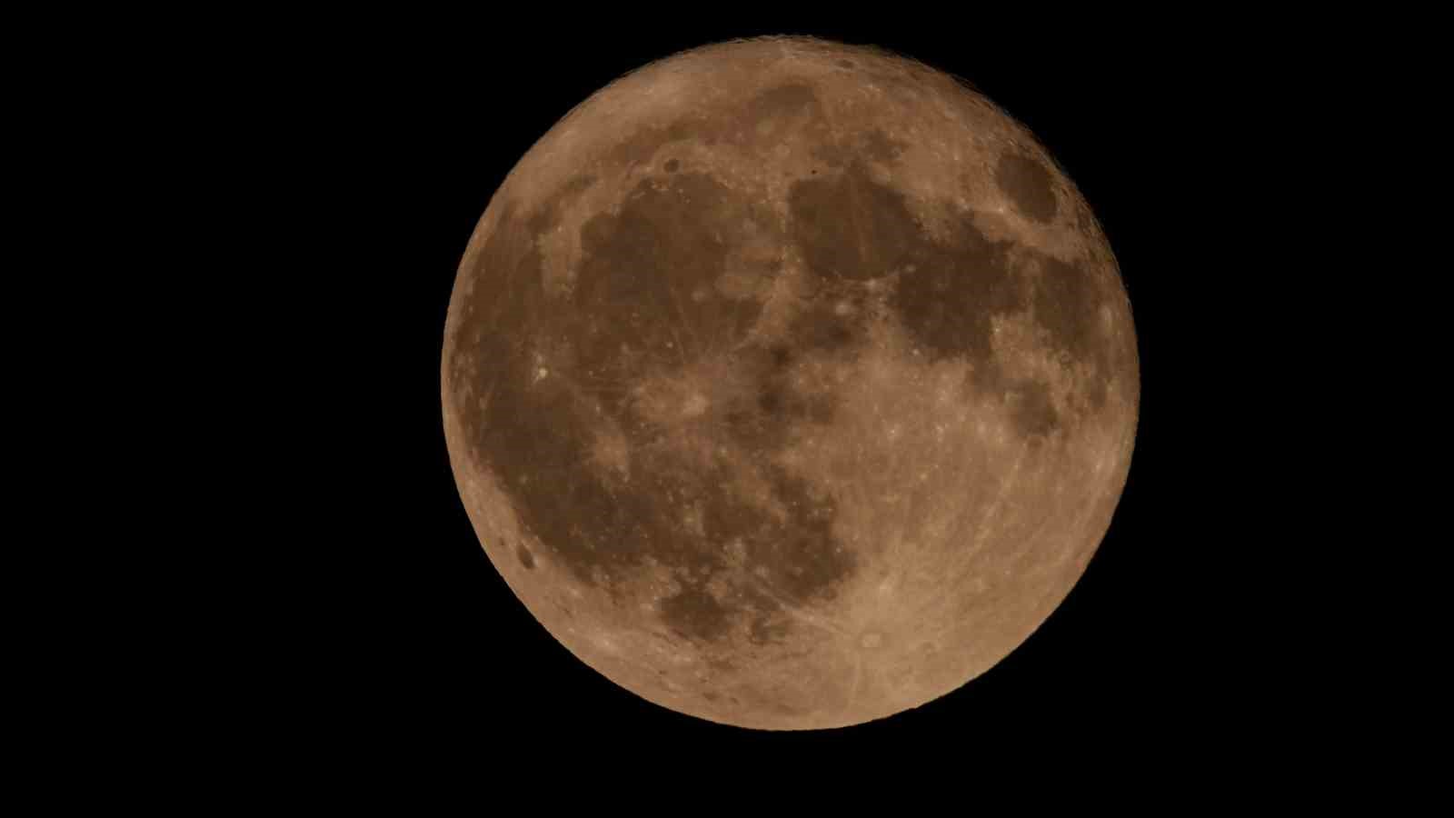 Doğa fotoğrafçısı dolunayı çekmek isterken ISS’yi görüntüledi