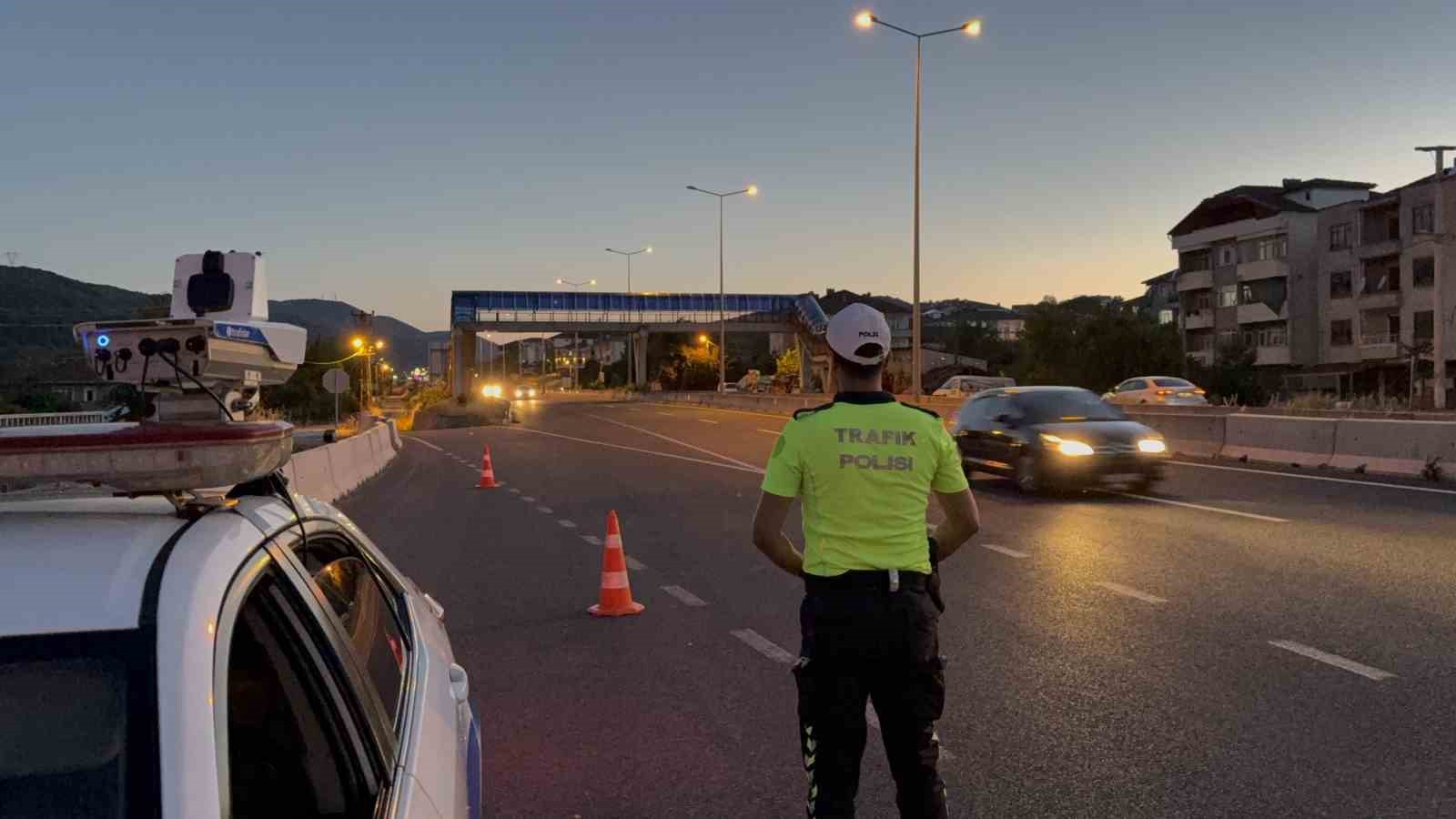 Yapay zeka destekli radar Düzce yollarında: 4 günde 526 bin lira ceza yazıldı