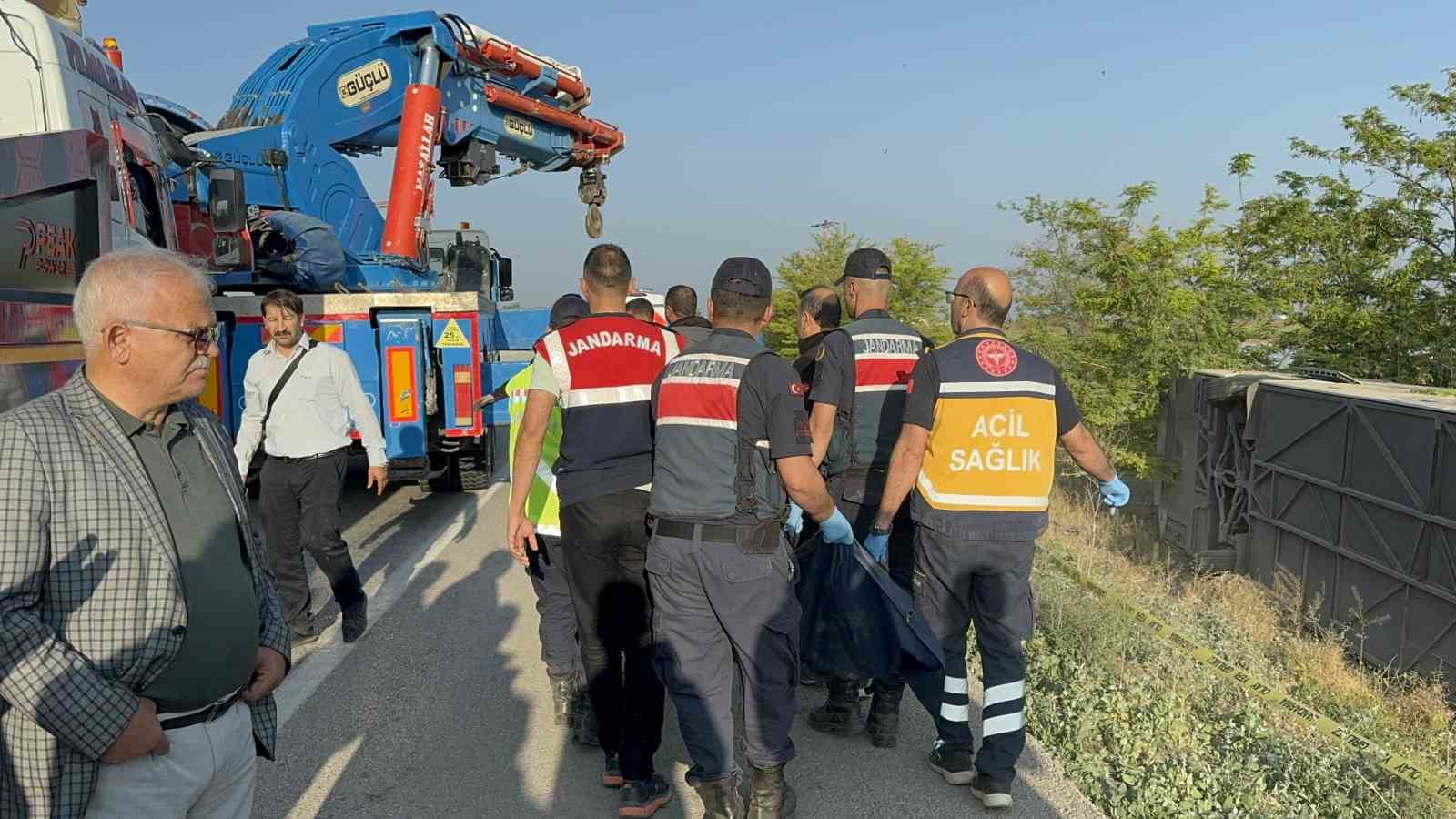 Konya’da yolcu otobüsü devrildi: 1 ölü, 23 yaralı