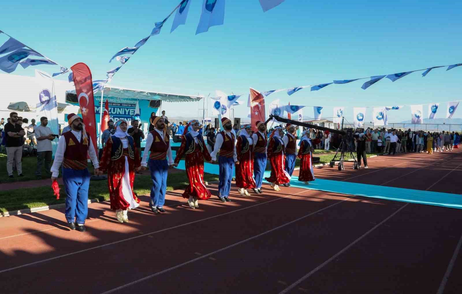 Van YYÜ’de mezuniyet coşkusu