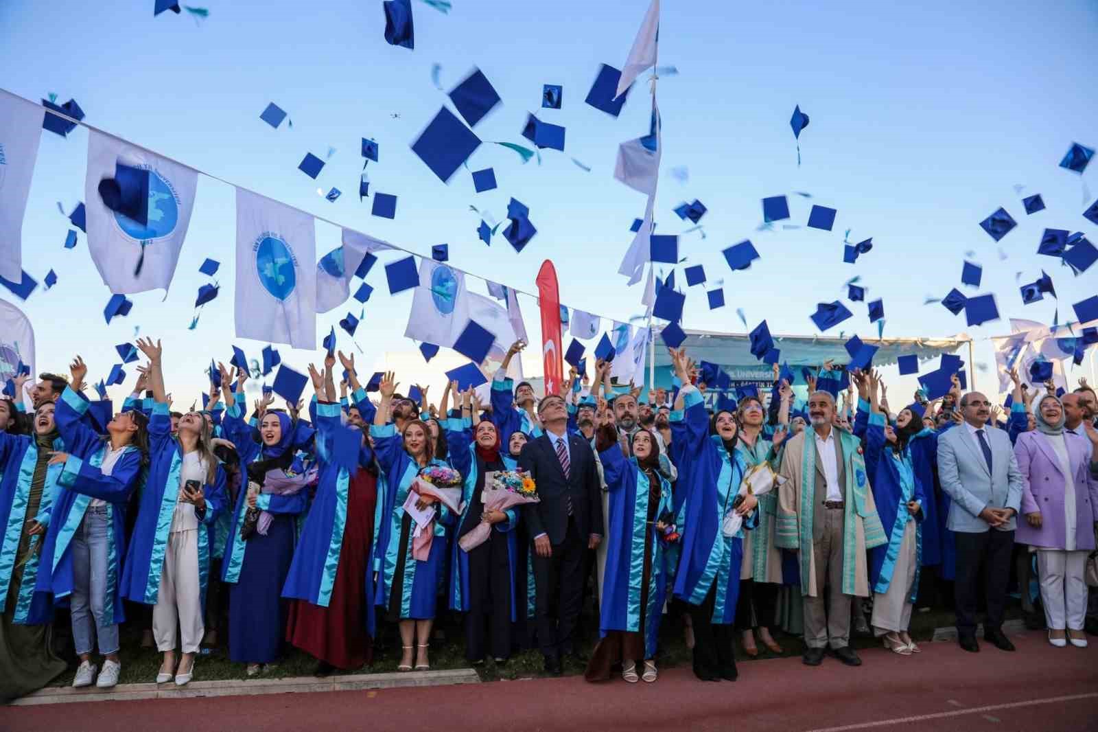 Van YYÜ’de mezuniyet coşkusu