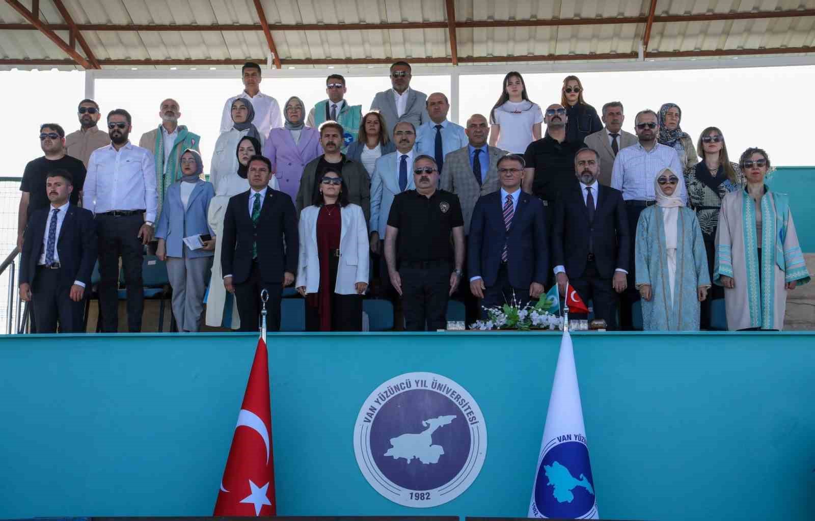 Van YYÜ’de mezuniyet coşkusu