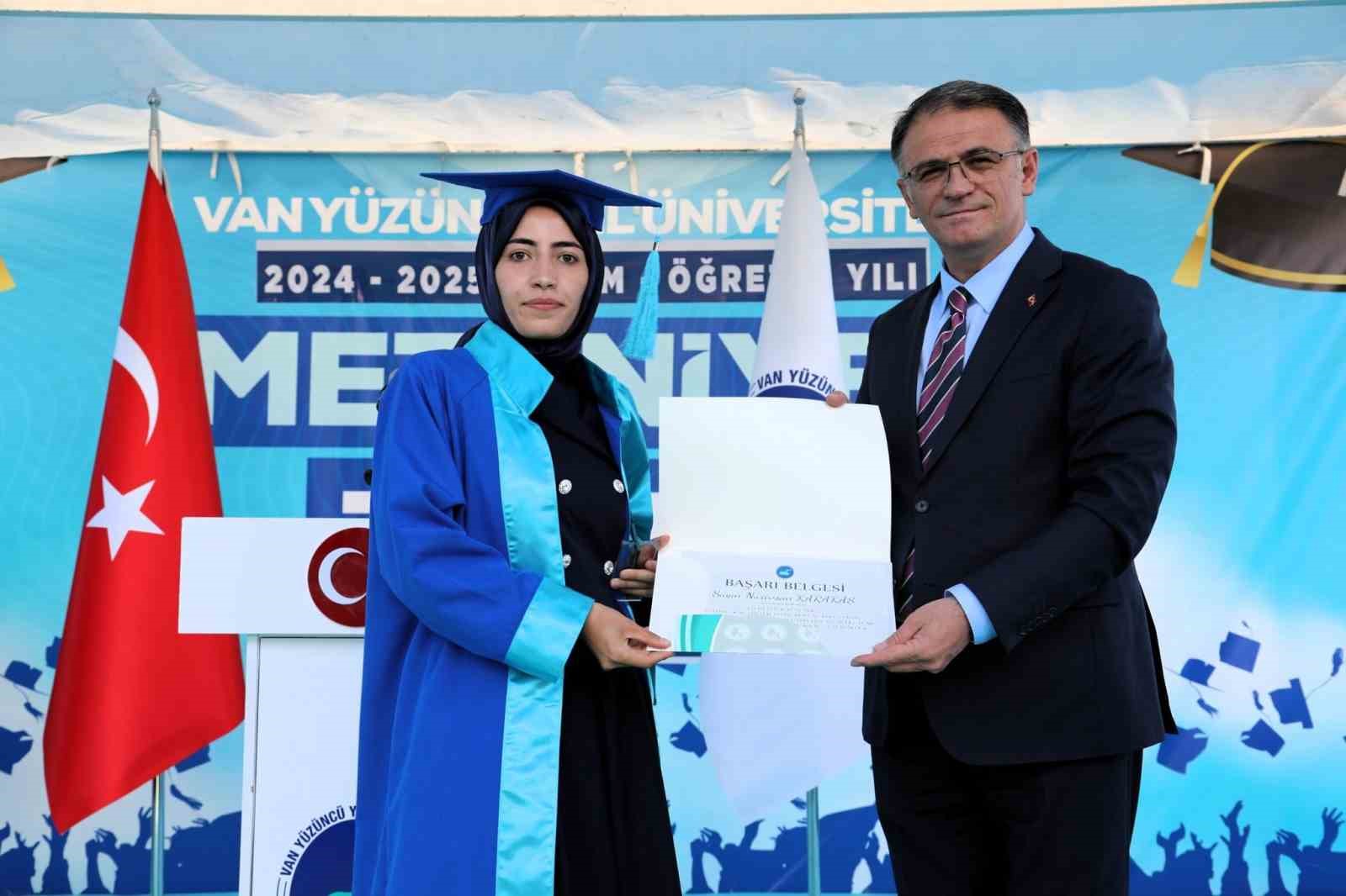 Van YYÜ’de mezuniyet coşkusu
