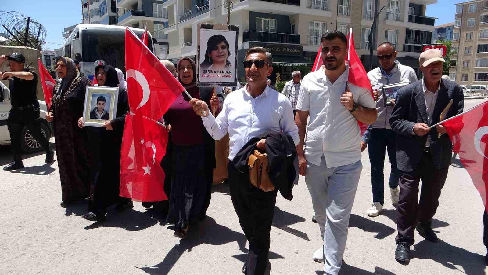 Van’da annelerin evlat nöbeti sürüyor
