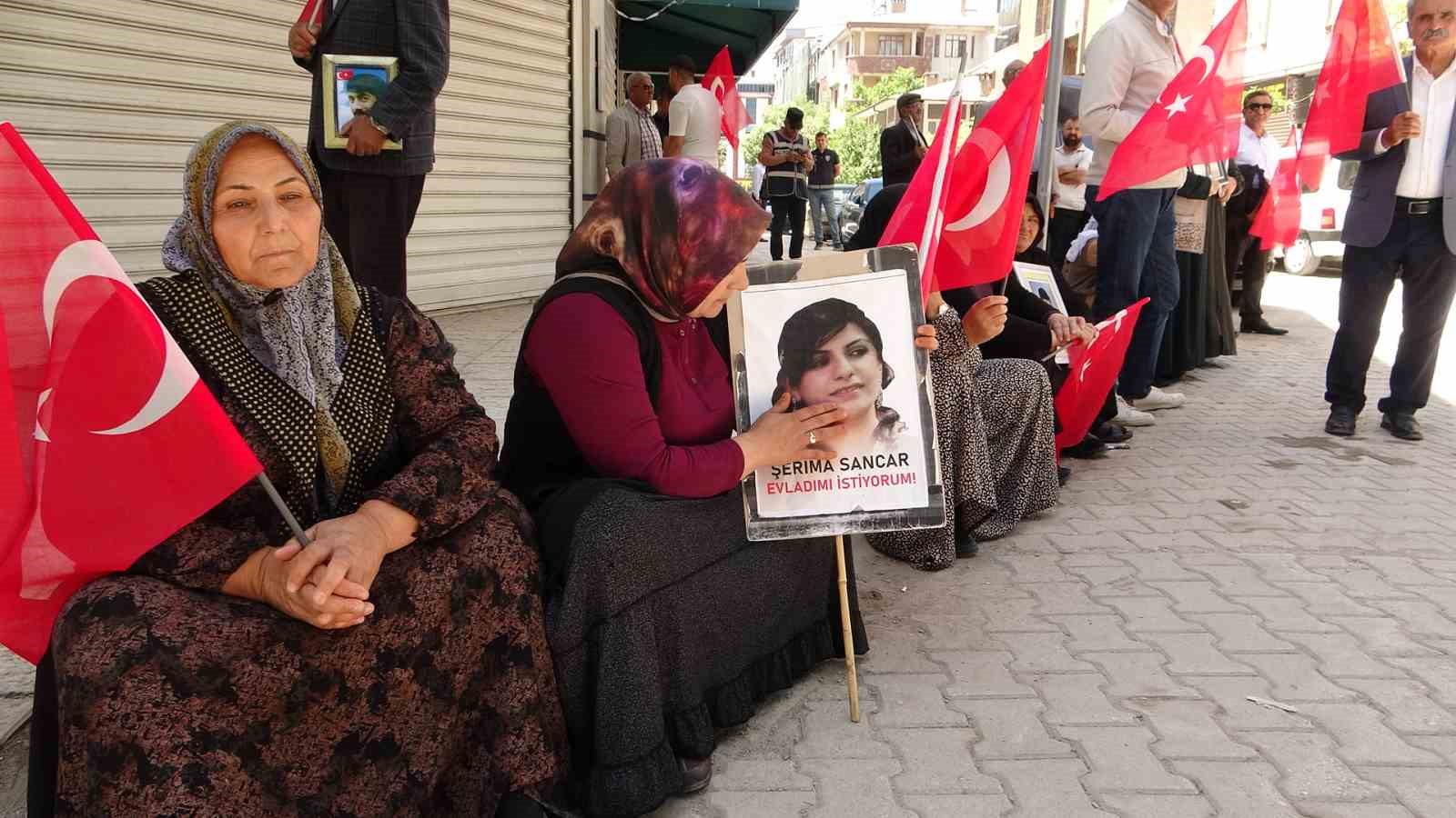 Van’da annelerin evlat nöbeti sürüyor