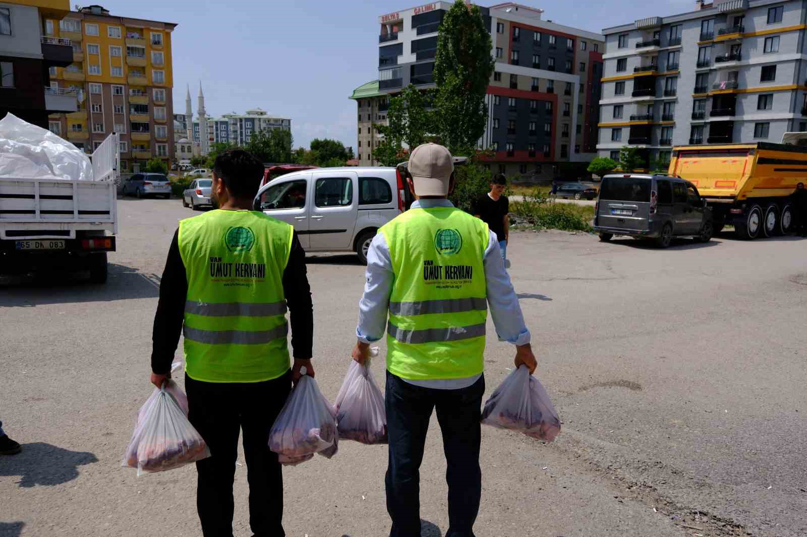 Van’da geleneksel toplu kurban kesimi