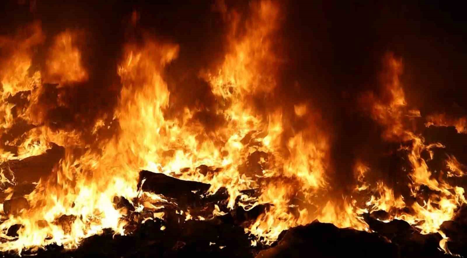 Şehrin merkezindeki çöplükte korkutan yangın