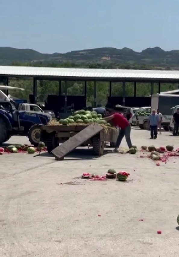 Bir römork dolusu karpuzu pazarın ortasında yere fırlatarak parçaladı
