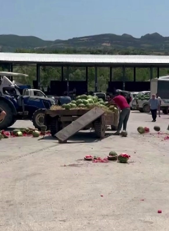 Bir römork dolusu karpuzu pazarın ortasında yere fırlatarak parçaladı
