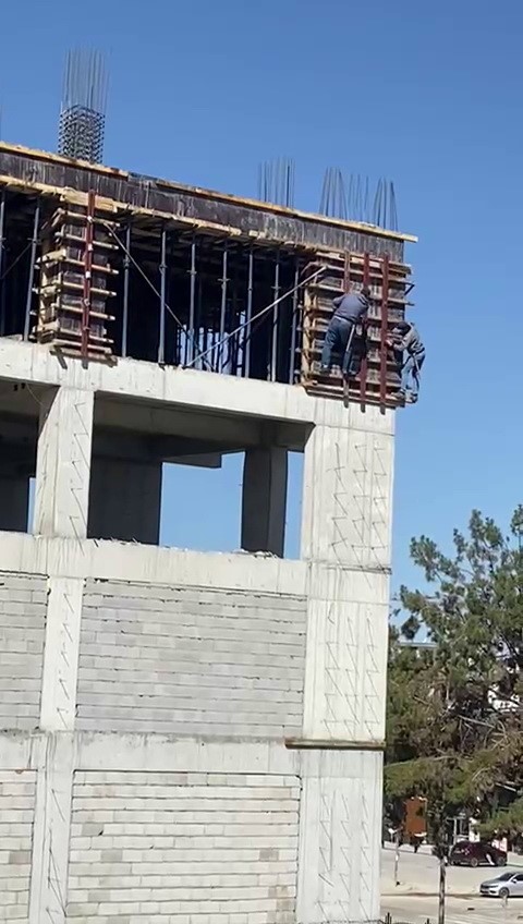 İnşaat işçileri canlarını tehlikeye atıyor