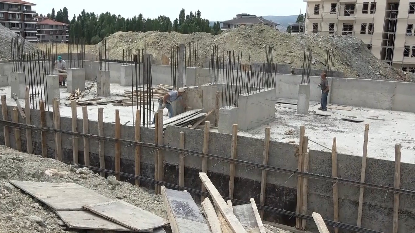 İnşaat işçilerinin sıcak havayla mücadelesi