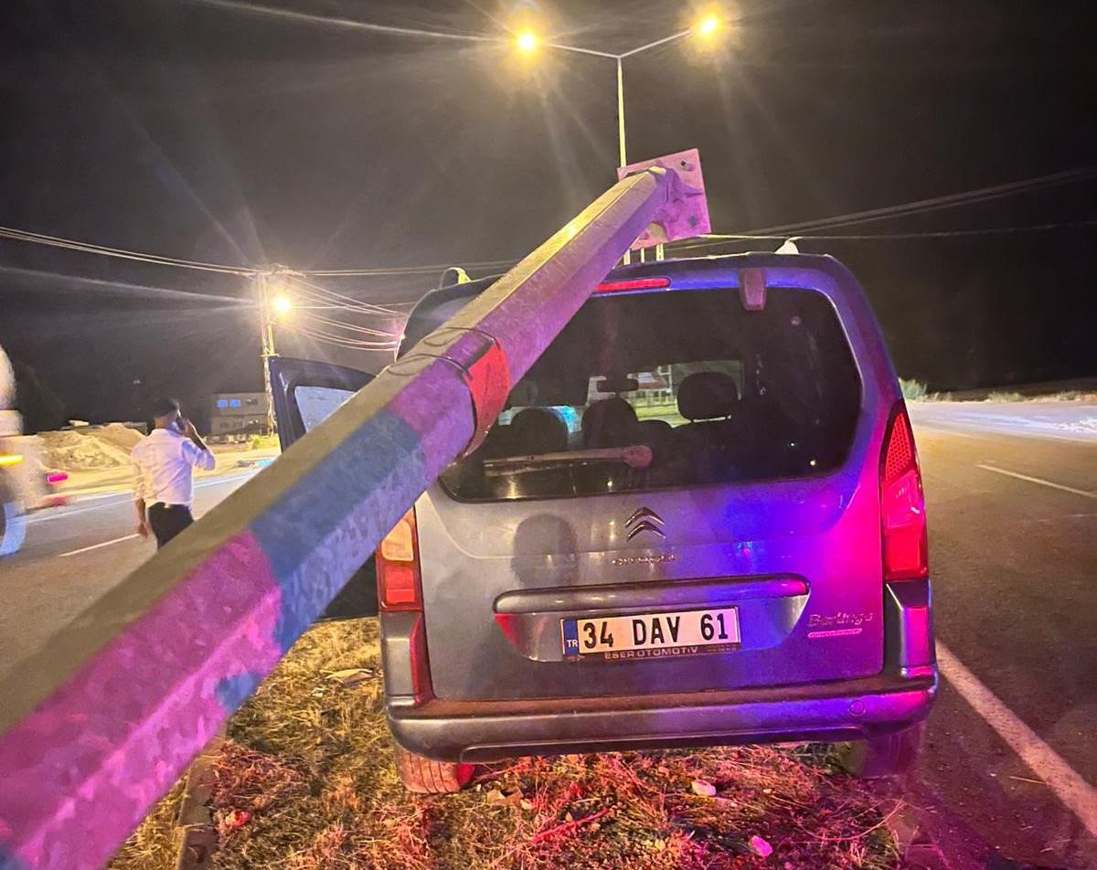 Van’da kamyonet, aydınlatma direğine çarptı: 3 yaralı