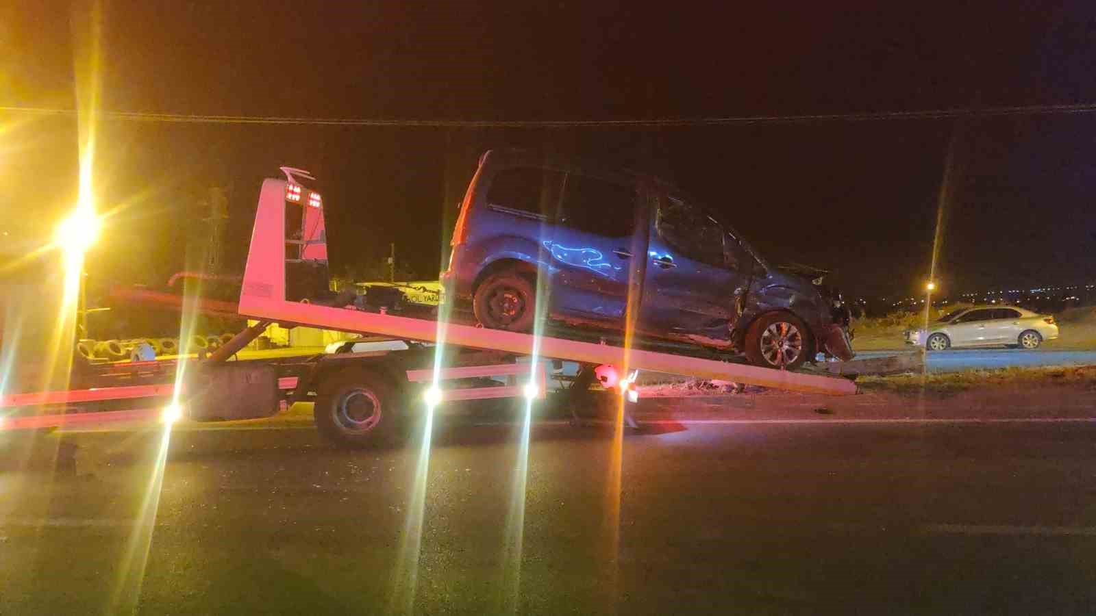 Van’da kamyonet, aydınlatma direğine çarptı: 3 yaralı