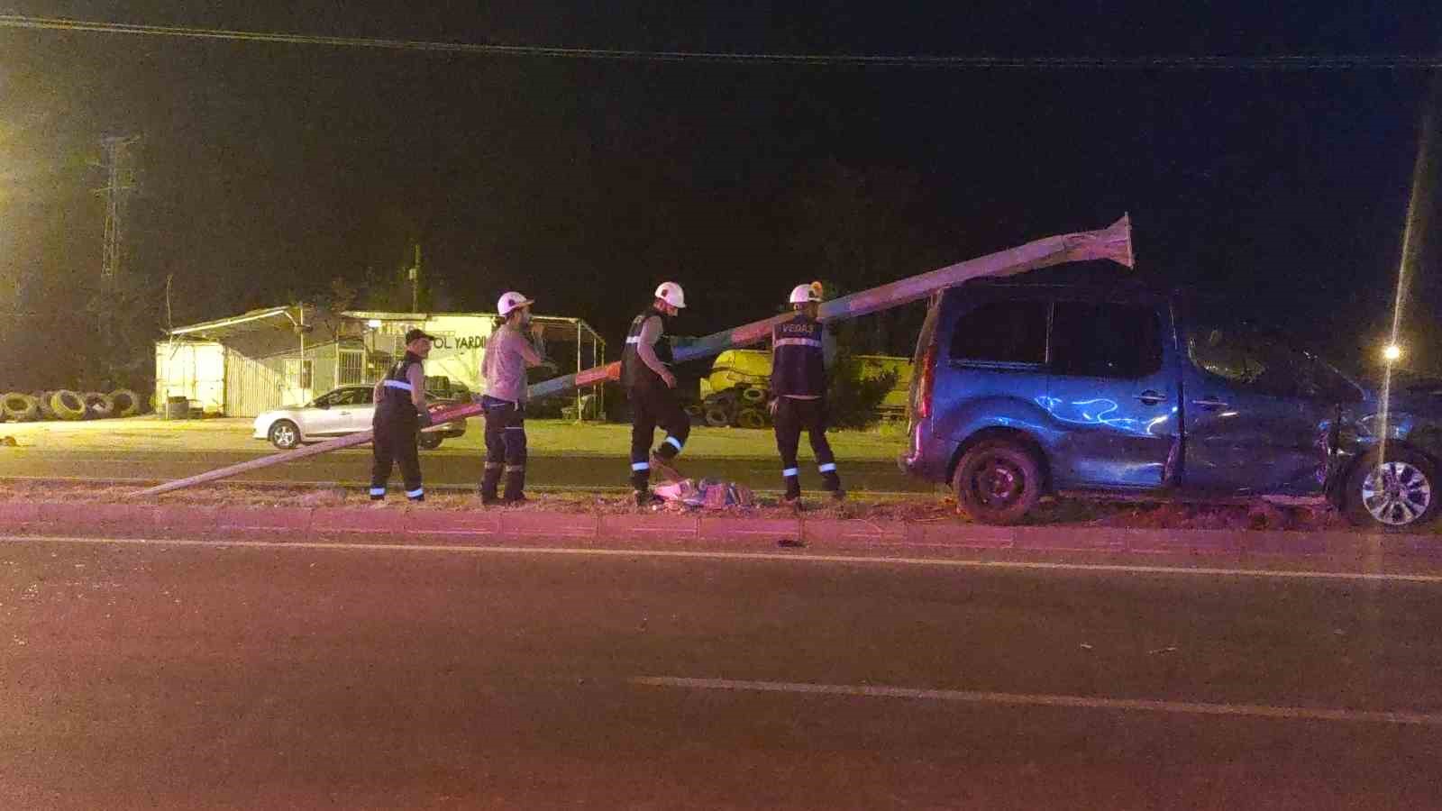 Van’da kamyonet, aydınlatma direğine çarptı: 3 yaralı