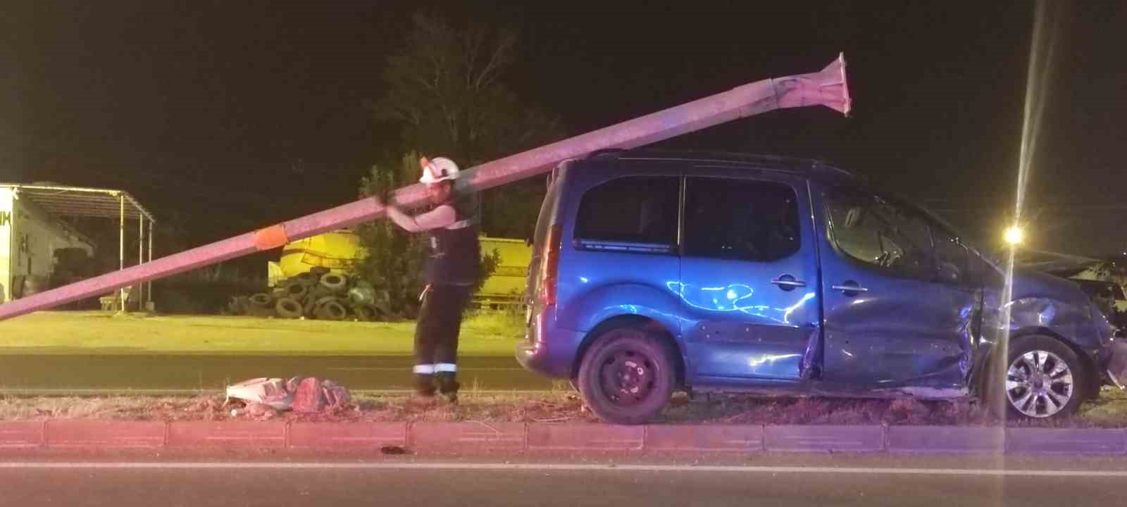 Van’da kamyonet, aydınlatma direğine çarptı: 3 yaralı
