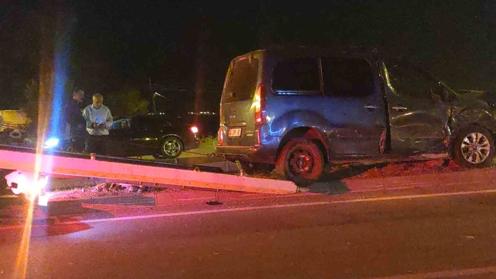 Van’da kamyonet, aydınlatma direğine çarptı: 3 yaralı