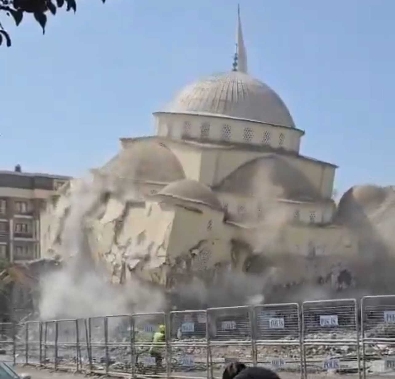 Van’da yarım asırlık camide kontrollü olarak yıkıldı